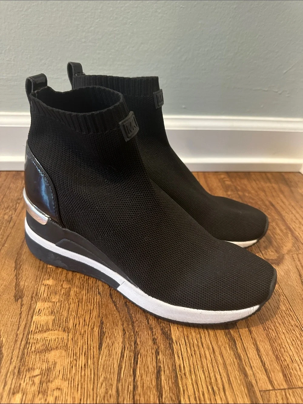 EUC Michael Kors Skyler Sz 7 Black Knit Slip-On Wedge Sneakers White Midsole